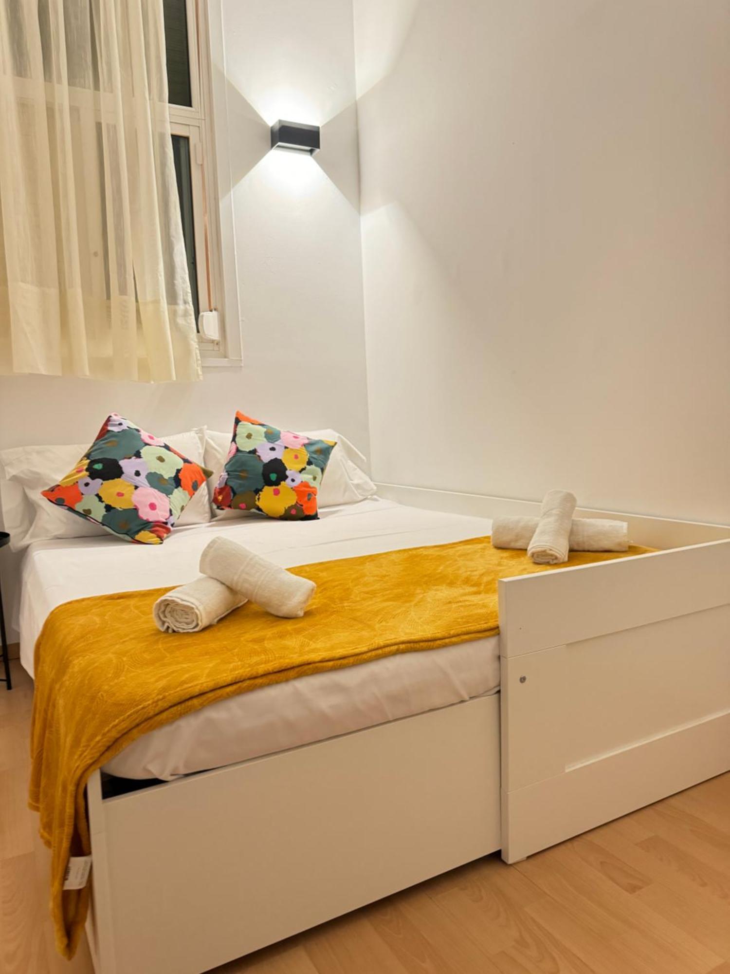 Pamis Apartament Sants, Barcelona Exteriör bild